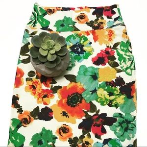 Extra Small LuLaRoe Floral Cassie Pencil Skirt
$20